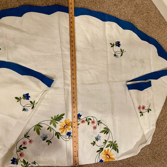 Vintage Round Linen Tablecloth Embroidered Floral Cottagecore Boho Farmhouse - Picture 4 of 6